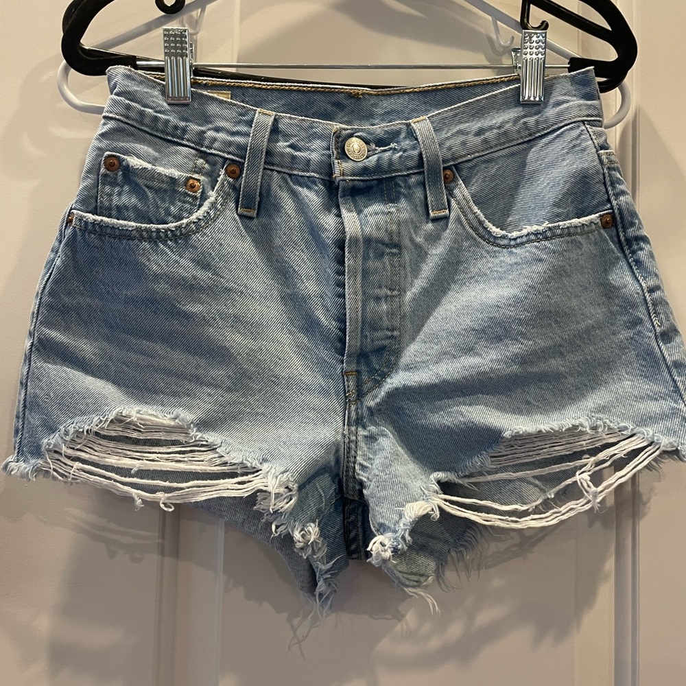 Levi’s Women’s 501 Origjnal Fit High Rise short. Light Wash. size 25. $23